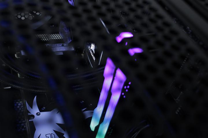 Produktbild Mifcom Savage (Intel Core i9-9900K, 32 GB, 1000 GB, GeForce RTX 2080 Ti)