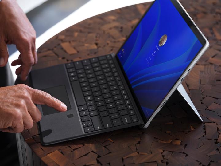 Immagine prodotto Microsoft Surface Pro Signature Keyboard con Fingerprint ID (CH, Docking)
