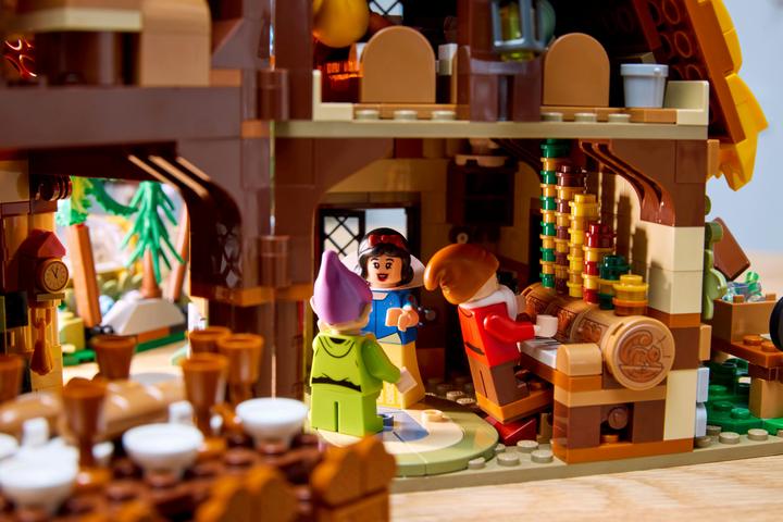 Immagine prodotto LEGO La capanna di Biancaneve e i sette nani (43242, LEGO Disney)