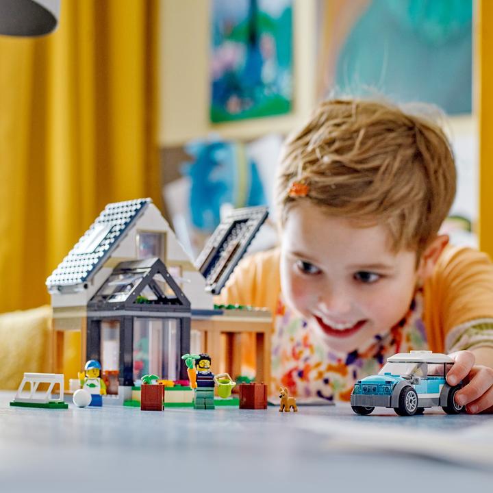 Actual product image LEGO Family home with electric car (60398, LEGO City)