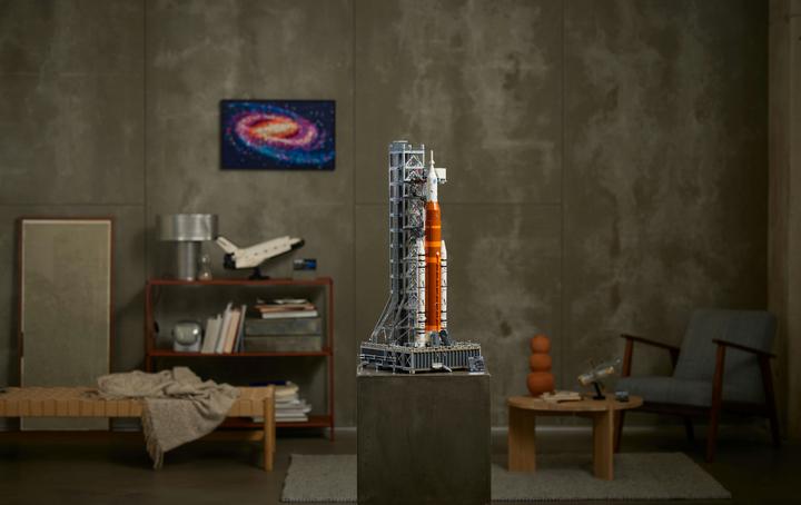 Actual product image LEGO NASA Artemis launch pad (10341, LEGO Icons, LEGO Rare Sets)