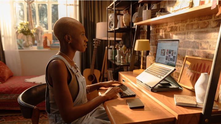 Actual product image Logitech Casa Pop-Up Desk (CH, Wireless)