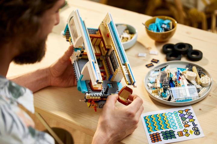 Actual product image LEGO Volkswagen T2 Camping Bus (10279, LEGO Creator Expert, LEGO Rare Sets)