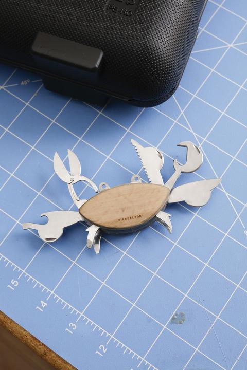 Actual product image Kikkerland Crab (4 Functions)