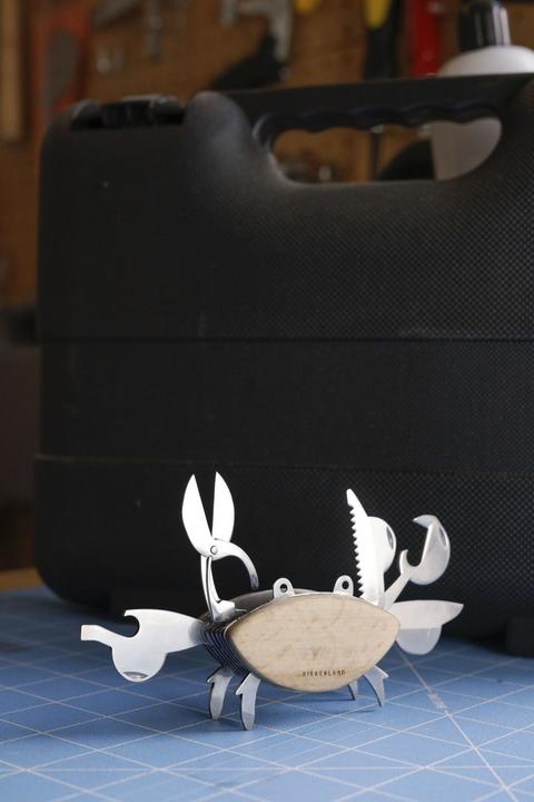Actual product image Kikkerland Crab (4 Functions)