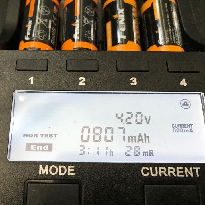 Produktbild Fenix LCD-Schnell-Ladegerät (1 Stk., CR123A, 700 mAh, Ladegerät inkl. Akku)