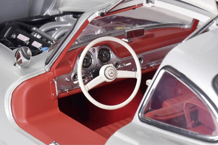 Produktbild 1:8 IXO Mercedes 300 SL Silber