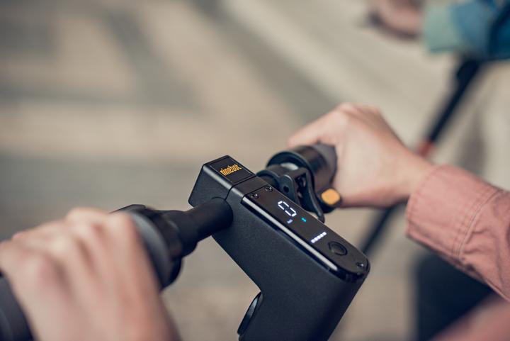 Actual product image Segway-Ninebot KickScooter MAX G30 (25 km/h, 65 km, 350 W)