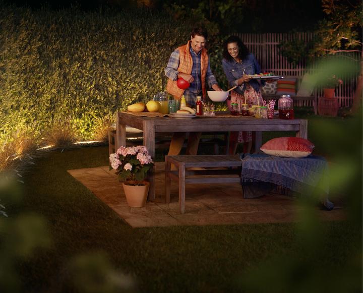 Produktbild Philips Hue Outdoor Lightstrip 5m DE-Stecker (Mehrfarbig, 500 cm, Outdoor)