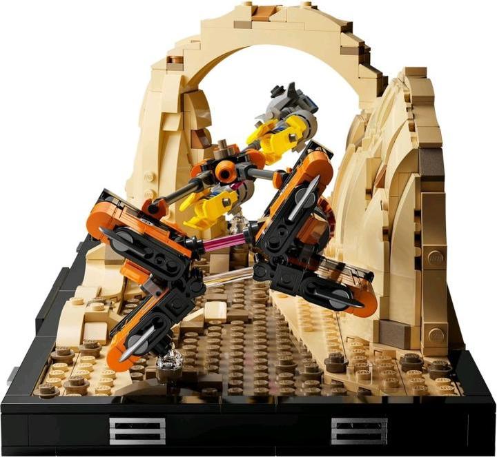 Actual product image LEGO Pod racing in Mos Espa - Diorama (75380, LEGO Star Wars)