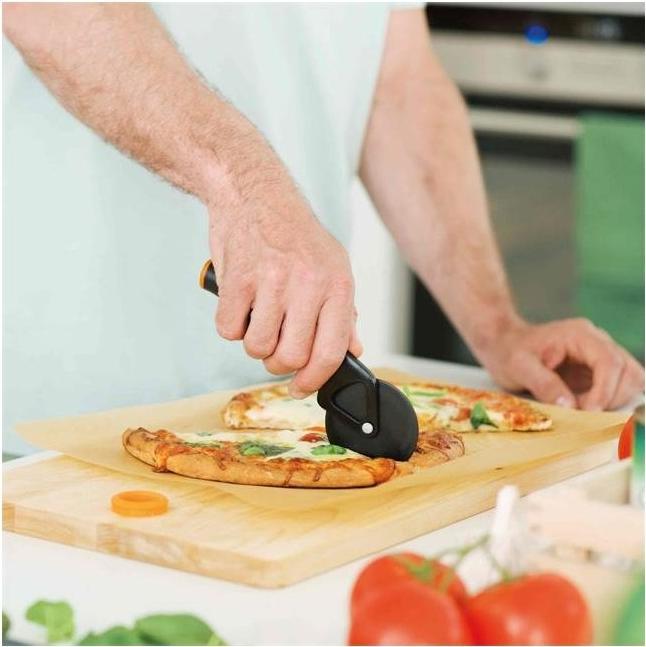 Actual product image Fiskars Functional shape pizza knife
