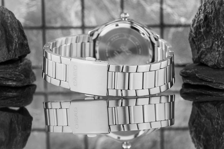 Image du produit Casio Edifice - EF-121D-1AVEG (Montre analogique, 40 mm)