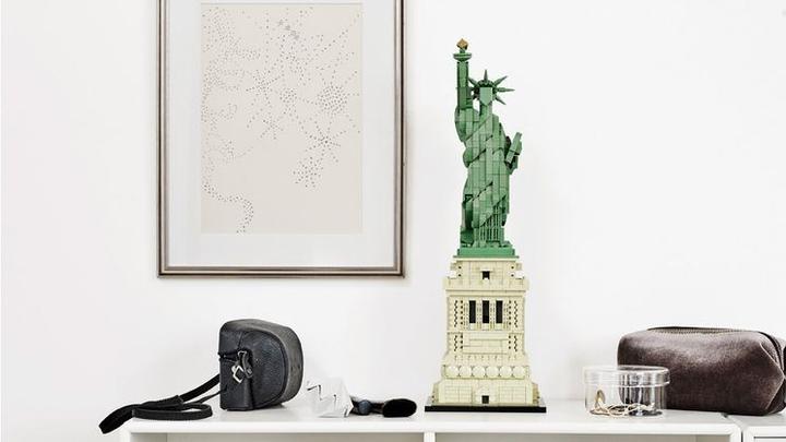 Actual product image LEGO Statue of Liberty (21042, LEGO Architecture)