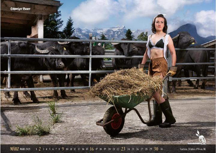 Immagine prodotto Calendario delle ragazze contadine svizzere 2025 (56 x 40 cm, Nessuna rilegatura, Italiano, Inglese, Tedesco, Francese)