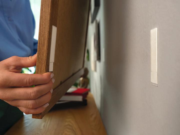 Produktbild tesa Powerstrips CLICK - Klett-Klebepads - Bilder aufhängen ohne Bohren - Small 1,8kg - 16 x 2 Stück (20 mm)