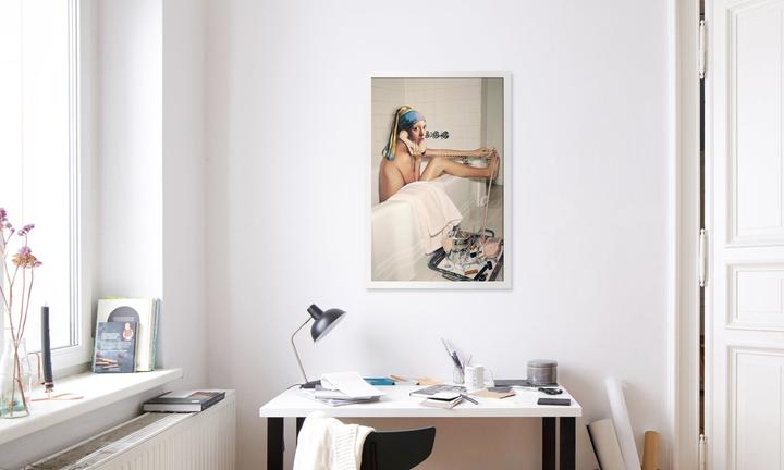 Produktbild Juniqe Girl with Pearl Earring Bath time (60 x 90 cm)
