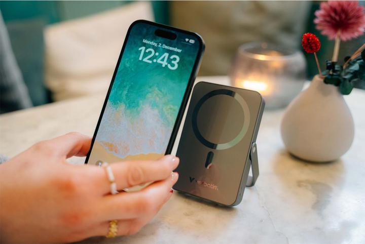 Actual product image Verbatim Charge ‘n’ Go Power Bank with Stand Magnetic Wireless 10000mAh - Grey (10000 mAh, 20 W, 37 Wh)