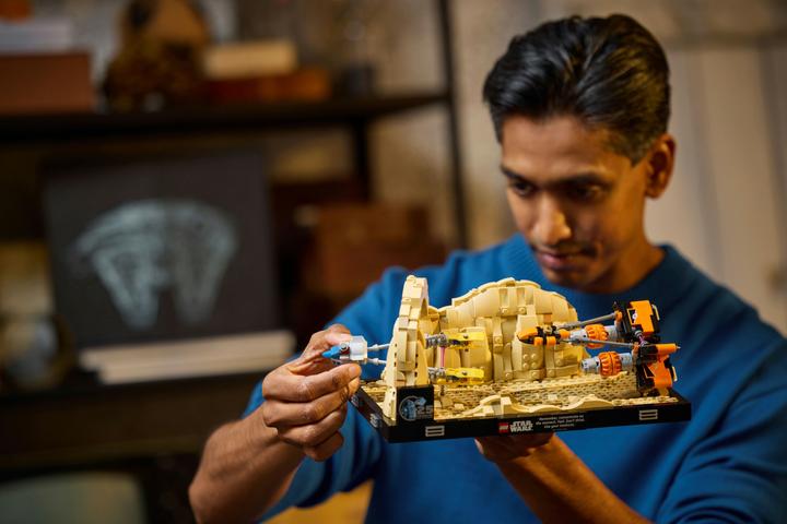 Actual product image LEGO Pod racing in Mos Espa - Diorama (75380, LEGO Star Wars)