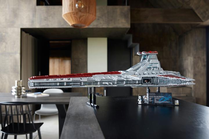 Actual product image LEGO UCS Venator-class Republic Attack Cruiser (75367, LEGO Star Wars, LEGO Rare Sets)