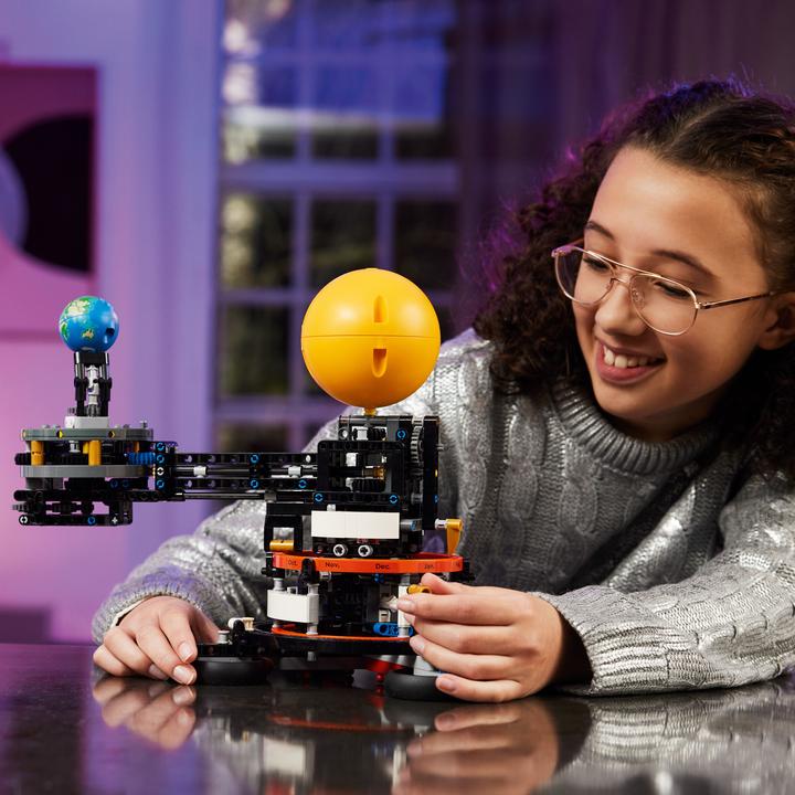 Actual product image LEGO Sun Earth Moon Model (42179, LEGO Technic)