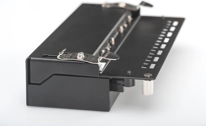 Produktbild Digitus ASSMANN Hutschienenmontageset fur Desktop Patch Panel 2x M5 Schrauben 2x Hutschienen