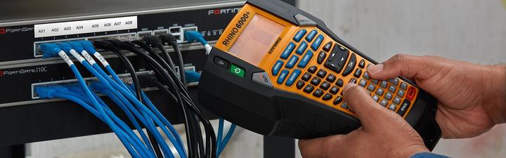 Produktbild Dymo Rhino 6000+ im stabilen Hartschalenkoffer ABC UK