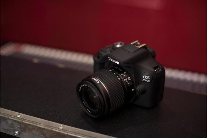 Productafbeelding Canon EOS 2000D Kit incl. SB-130 cameratas en SD-kaart 16GB (18 - 55 mm, 24.10 Mpx, APS-C / DX)