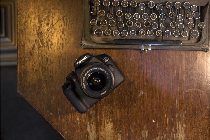 Productafbeelding Canon EOS 2000D Kit incl. SB-130 cameratas en SD-kaart 16GB (18 - 55 mm, 24.10 Mpx, APS-C / DX)