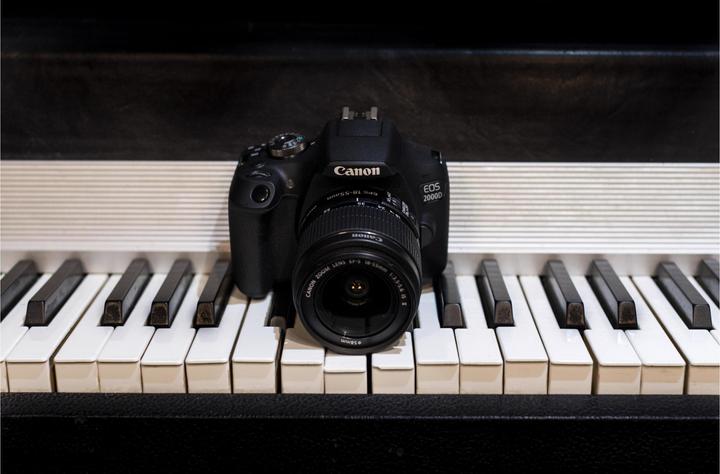 Productafbeelding Canon EOS 2000D Kit incl. SB-130 cameratas en SD-kaart 16GB (18 - 55 mm, 24.10 Mpx, APS-C / DX)
