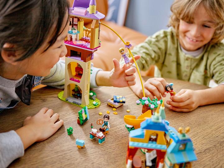 Produktbild LEGO Rapunzels Turm und die Taverne „Zum Quietscheentchen“ (43241, LEGO Disney)