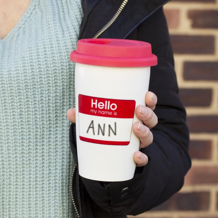Image du produit Mugs Mug en céramique avec couvercle en silicone "Hello - My Name Is" (Bonjour - Mon nom est) (0.28 l)