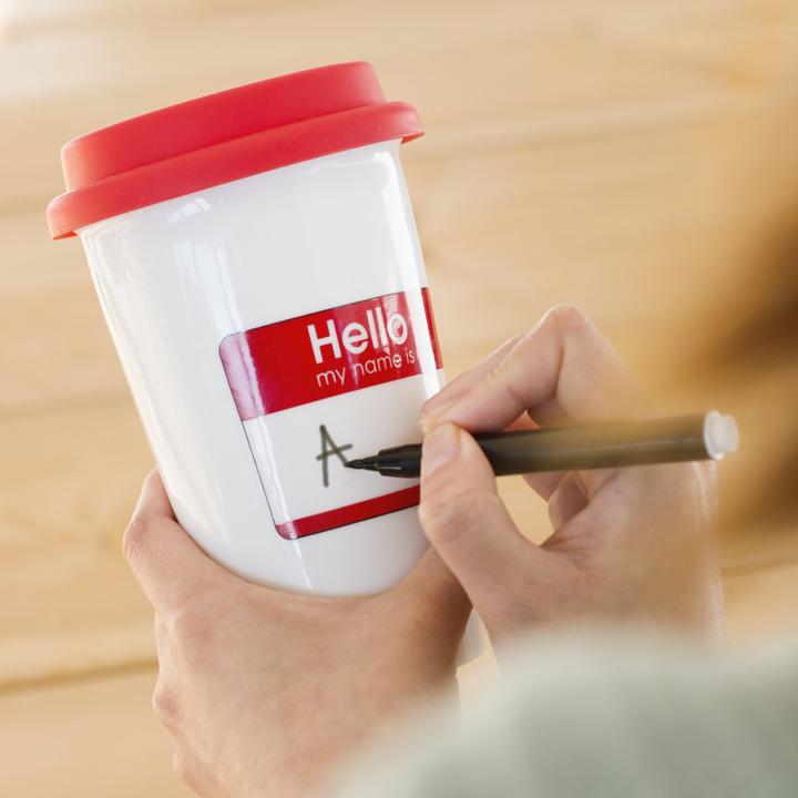 Image du produit Mugs Mug en céramique avec couvercle en silicone "Hello - My Name Is" (Bonjour - Mon nom est) (0.28 l)
