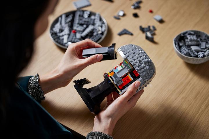 Actual product image LEGO Mandalorian helmet (75328, LEGO Star Wars)