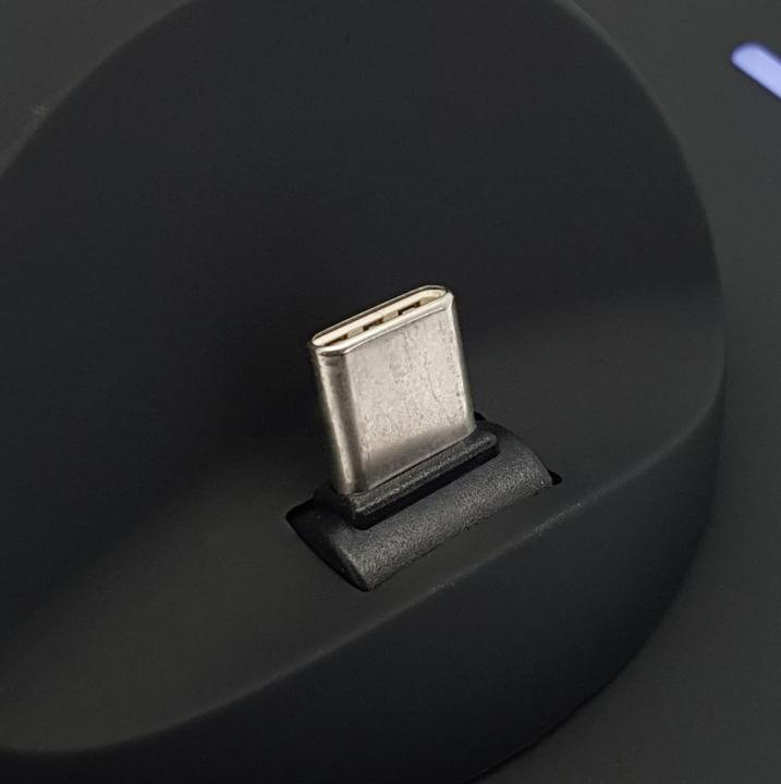 Actual product image Akashi USB-C / Lightning / Micro-USB / QI 4-in-1 charging station (10 W)