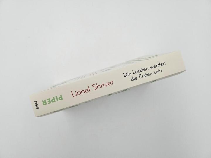 Actual product image Die Letzten werden die Ersten sein (German, Lionel Shriver, Bettina Abarbanell, Nikolaus Hansen, 2023)