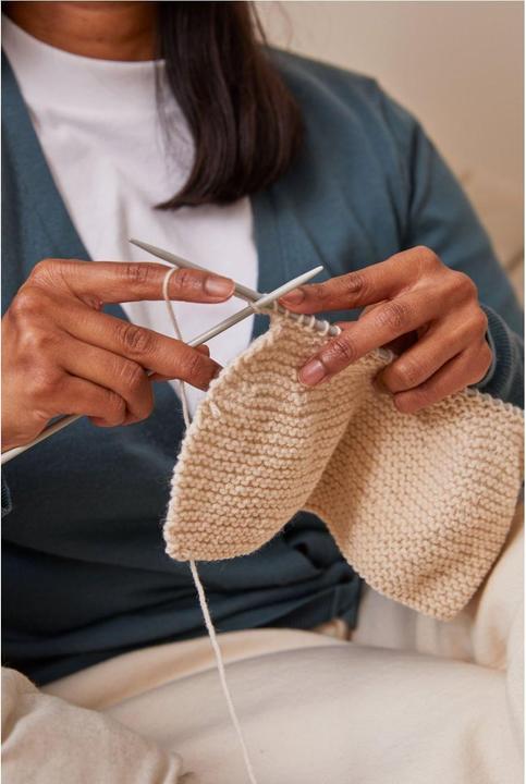 Produktbild DMC Gift of Stitch Strickset Teddy Mütze & Schuhe