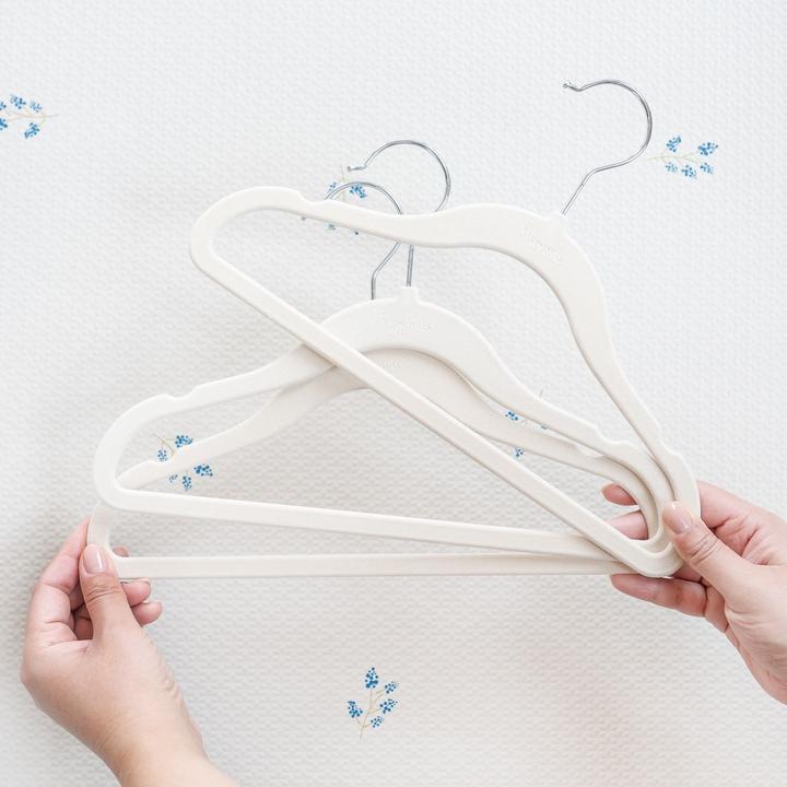 Image du produit 3 Sprouts Velvet Hanger (jeu de 15) - Beige (15 x)