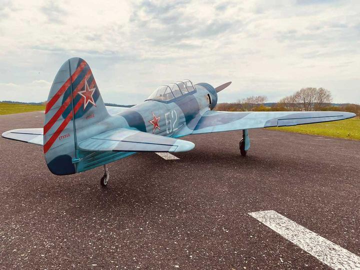 Produktbild Black Horse Yak 11 / 2350mm ARF Warbird mit elektrischem Einziehfahrwerk ( BH187 ) (Warbird)