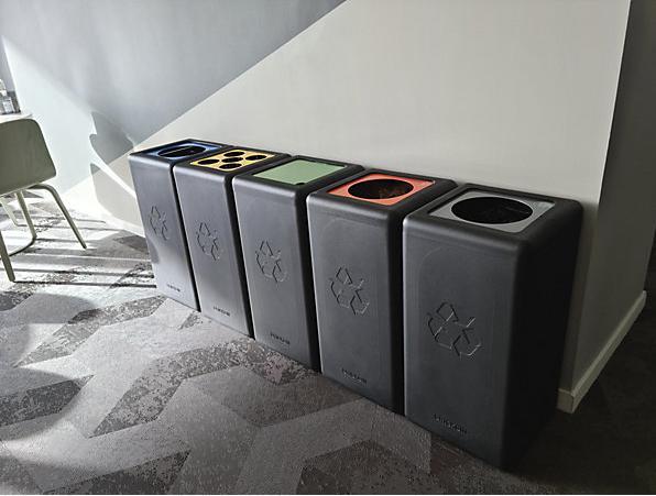 Immagine prodotto ReinigungsBerater Sistema di raccolta differenziata BrickBin, bidone di plastica nero arancione da 65 L con supporto (65 l)