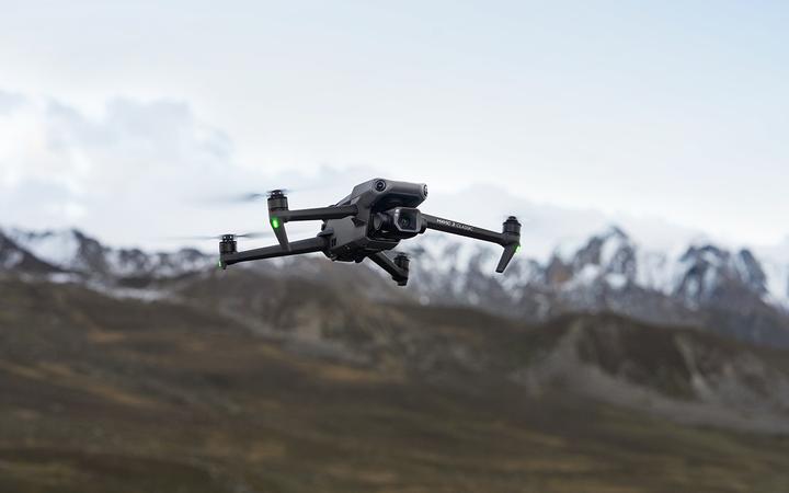 Produktbild DJI Mavic 3 Classic mit RC Fernsteuerung (46 min, 895 g, 20 Mpx)