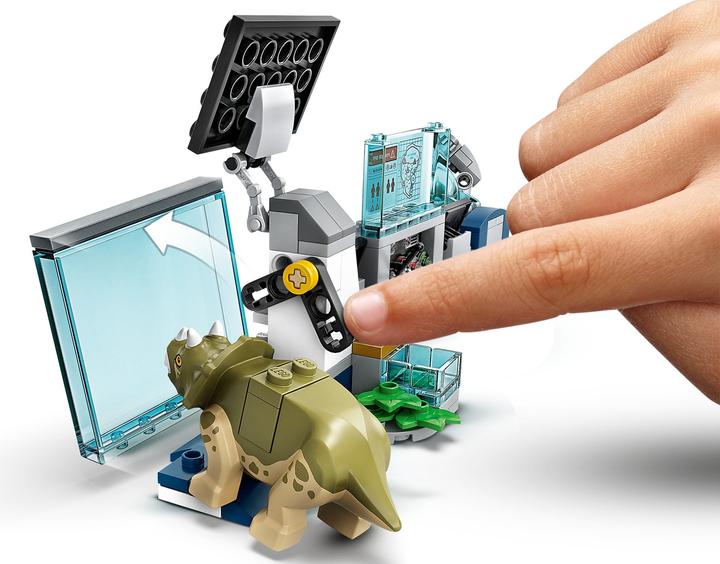 Actual product image LEGO Dr. Wu's lab: Outbreak of baby dinosaurs (75939, LEGO Jurassic World)