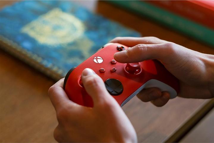 Immagine prodotto Microsoft Xbox Wireless Controller - Pulse Red (Xbox Serie S, Xbox One S, PC, Xbox One X, Xbox Series X)
