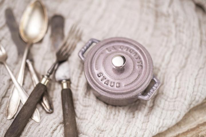 Produktbild Staub Mini Cocotte 10 cm, rund, Kirschblüte, Gusseisen (10 cm, Bräter + Schmortopf, Gusseisen)
