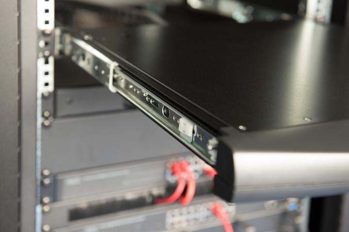 Produktbild Digitus Modul. 43,2cm HD LCD TFT Konsole, 16 Port VGA,FR mit 16 Port VGA KVM, FR Tastatur, RAL 9005 schwarz