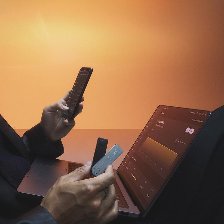 Produktbild Ledger Nano X Krypto-Hardware-Geldbörse Onyxschwarz (Bitcoin, Ripple, Litecoin, Weitere)