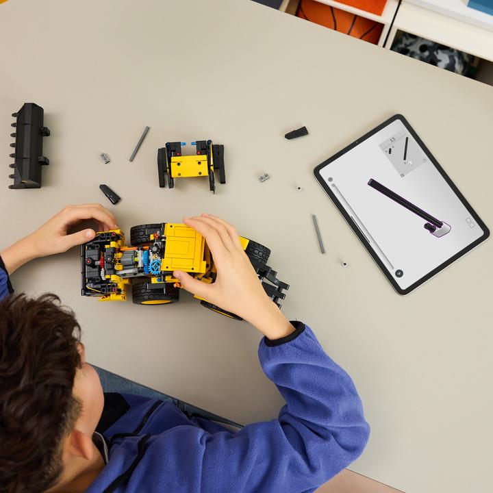 Actual product image LEGO Volvo L120 Electric wheel loader (42209, LEGO Technic)