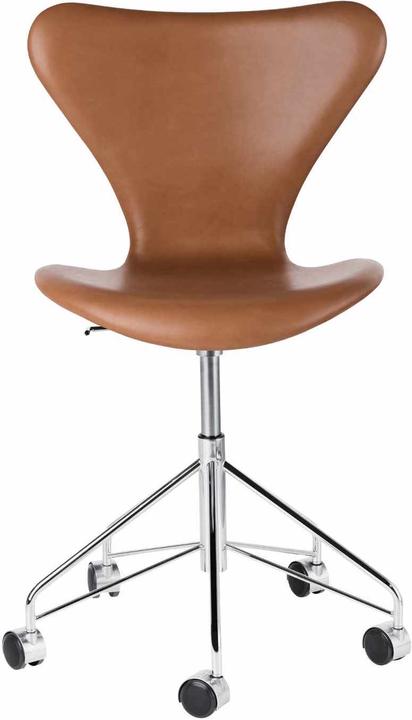 Actual product image Fritz Hansen The Series 7 3117 Swivel Chair