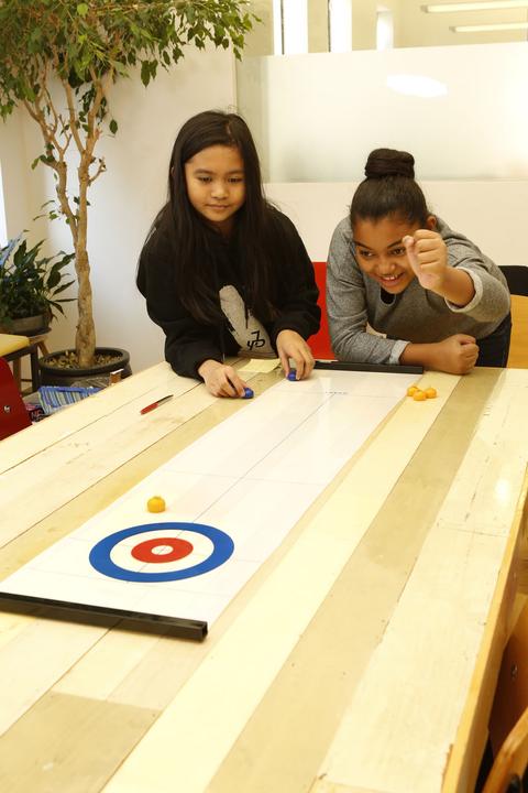 Immagine prodotto Kikkerland Gioco di curling da tavolo