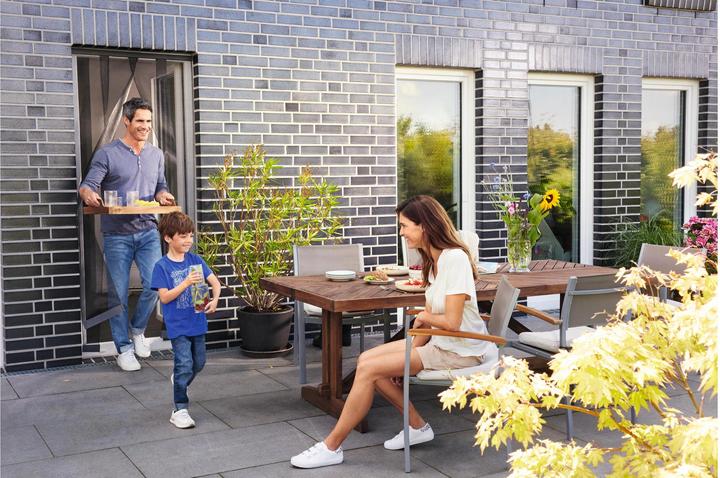 Produktbild tesa Insektenschutz Alu Lamellentür für Balkon- und Terrassentüren (95 x 220 cm)