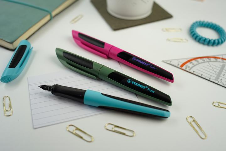 Produktbild STABILO Flow SPORTY Füller (Blau, Schwarz, 1 x)